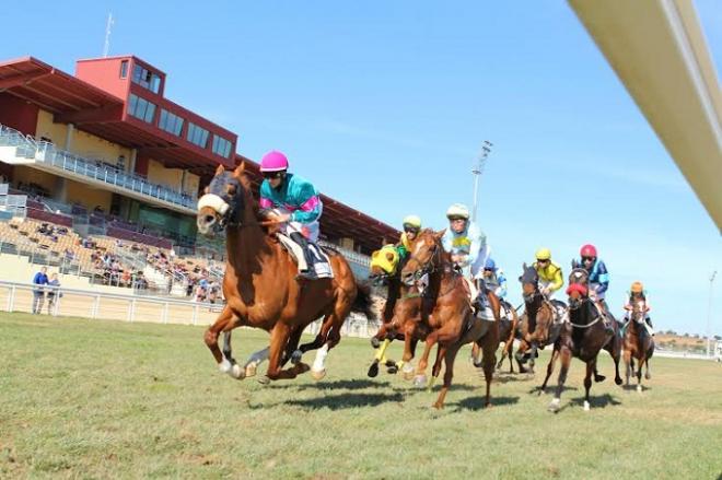 Soleada mañana de carreras en la instalación nazarena.