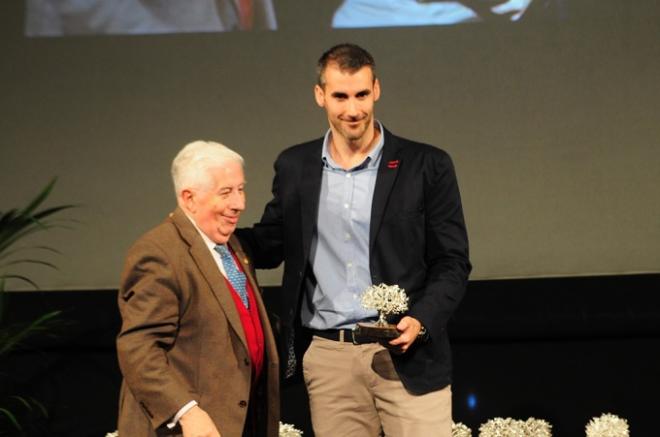 Juan Antonio Vázquez 'Chispi', recibiendo su premio.