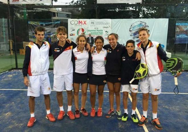 Los seis andaluces campeones por equipos con España junto con el madrileño Álex Ramillete.