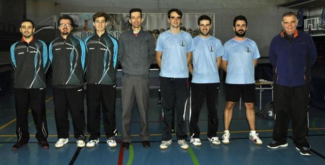 Los integrantes de ambos equipos, antes del partido.