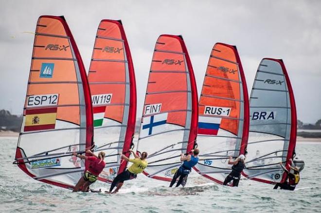 Olga Maslivets, Pilar Lamadrid, Tuuli Petaja, Blanca Carracedo y Natalia Ariza en la Copa de Andalucía de RS:X femenina.