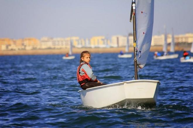 La regatista del Naútico Sevilla, Susana Ridao triunfa en la categoría sub 13