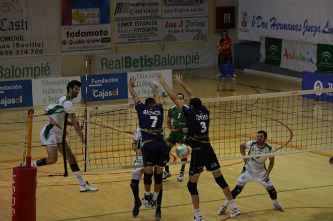 Acción del partido durante el duelo andaluz.