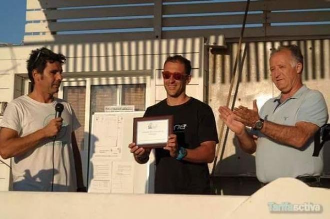 Alberto Prieto recibe su placa de campeón.