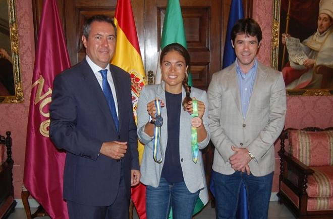 Blanca posa con las medallas en el Ayuntamiento.