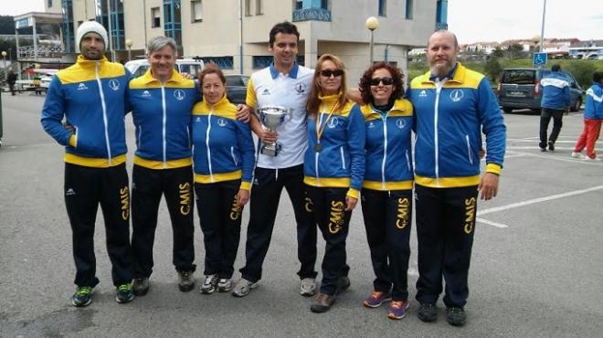 Representantes del Círculo Mercantil, con su trofeo.