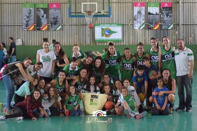 Las jugadores del CN Sevilla, celebrando la clasificación.