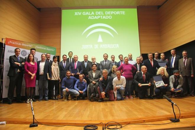 La foto de familia de la entrega de premios del Deporte Adaptado.