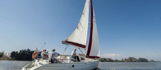 El 'Macondo I', ganador del 50º Ascenso a vela del Guadalquivir.