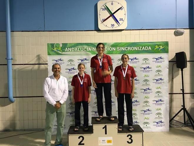 Nadadoras de Sincro Sevilla, en el podio.