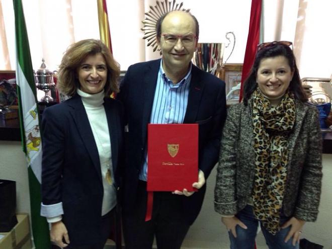 María Fernanda Hoyuela (izquierda) y María José Hoyuela (derecha), junto a José Castro.