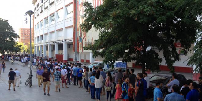 Colas para comprar las entradas del Málaga contra el Sevilla.