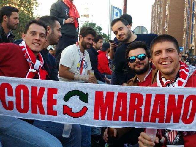 El sevillismo con la bufanda de Mariano por Coke.