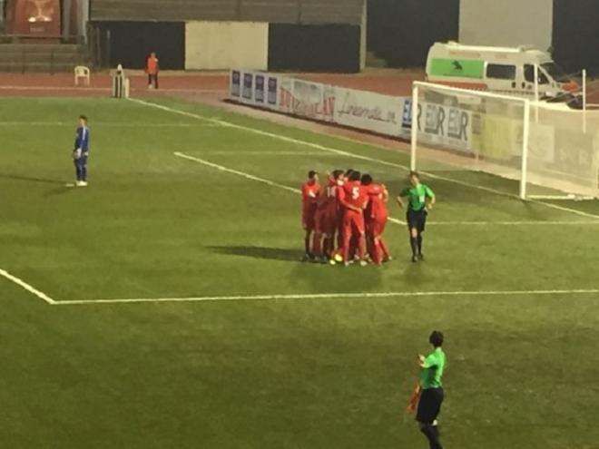 Celebración del tercer gol del Sevilla Atlético. (FOTO: @RBL1912_EN)