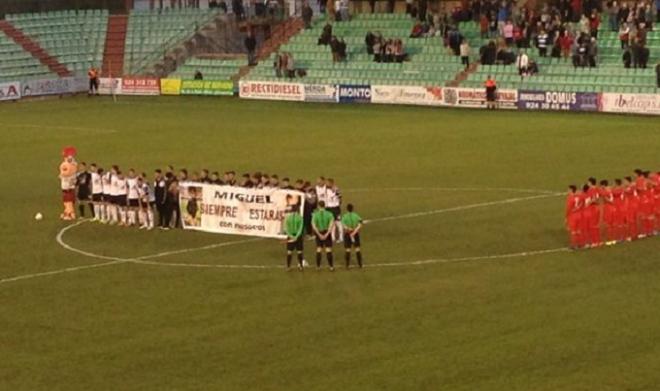 Los dos equipos, antes del inicio del encuentro.