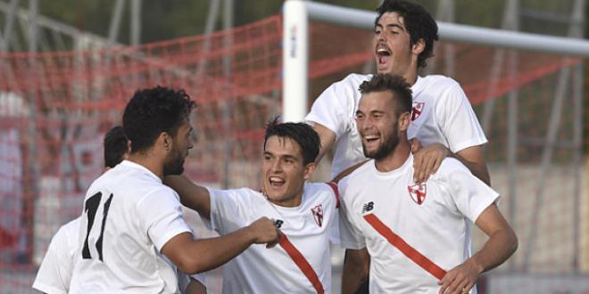 Los jugadores del Sevilla Atlético, celebrando un gol.