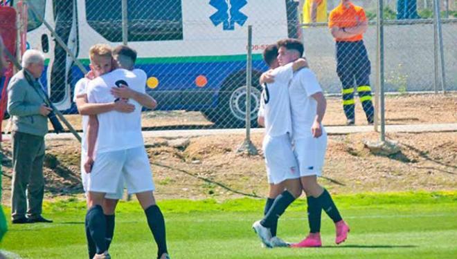 Los jugadores del Sevilla División de Honor celebran el título liguero.