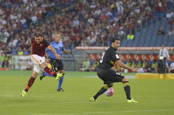 Torosidis hace el segundo gol de la Roma.