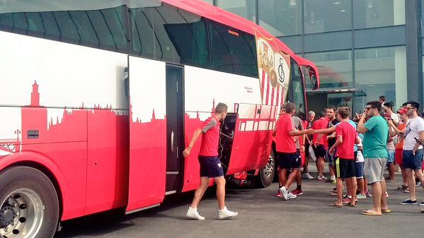 Los jugadores llegan al Pinatar Arena.