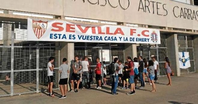 Cartel de bienvenida en el estadio del Lorca.