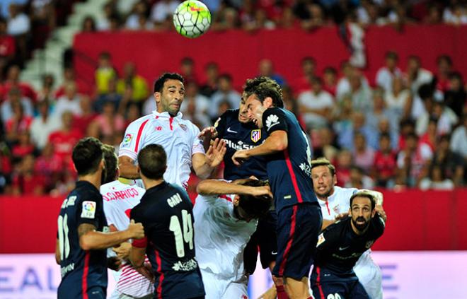 Rami despeja durante el partido ante el Atlético de Madrid.