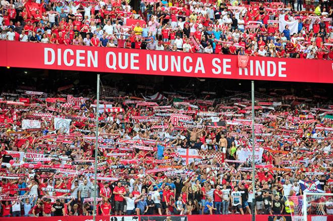 La afición del Sevilla en el gol norte ante el Atlético.