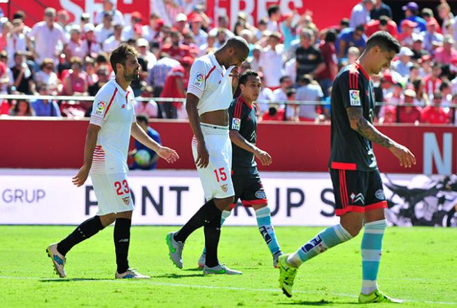 N'Zonzi se retira apesadumbrado tras el partido ante el Celta.