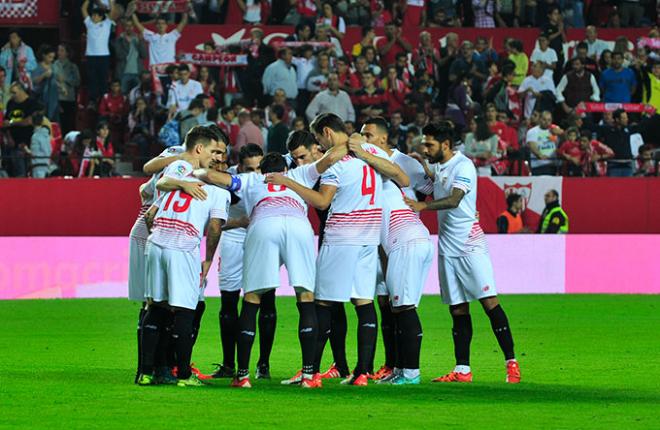 La plantilla del Sevilla celebra el triunfo.