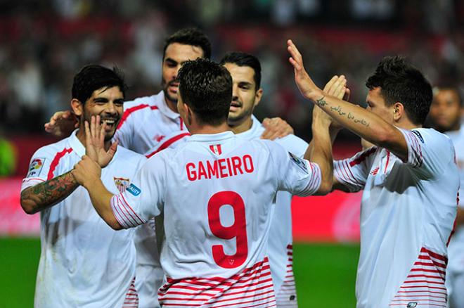 Los jugadores del Sevilla felicitan a Gameiro por su segundo gol.