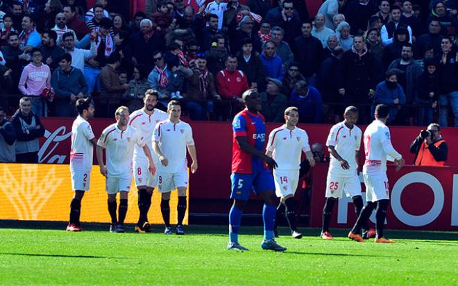 Los jugadores del Sevilla, tras el gol de Iborra.