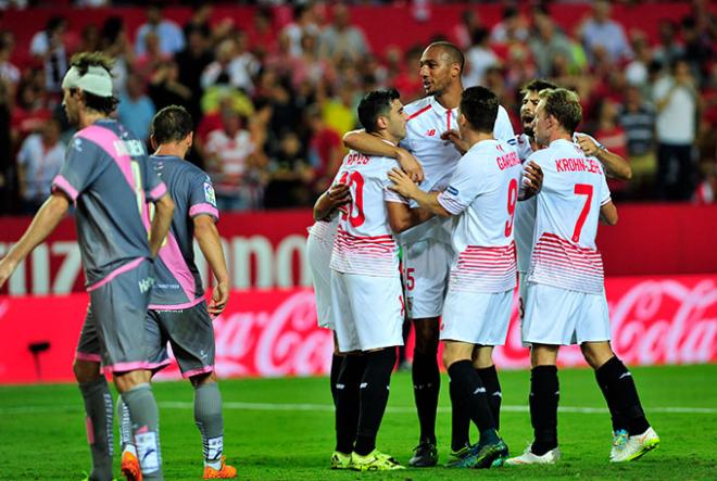 Los jugadores celebran el gol de N'Zonzi ante el Rayo.