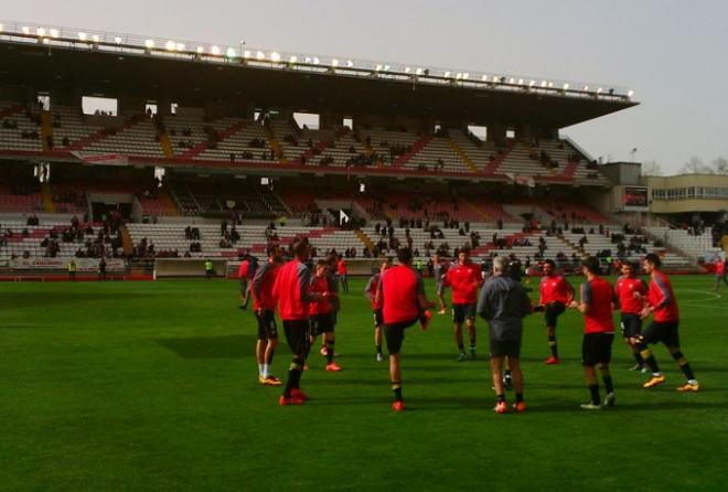 El Sevilla, calentando en Vallecas.