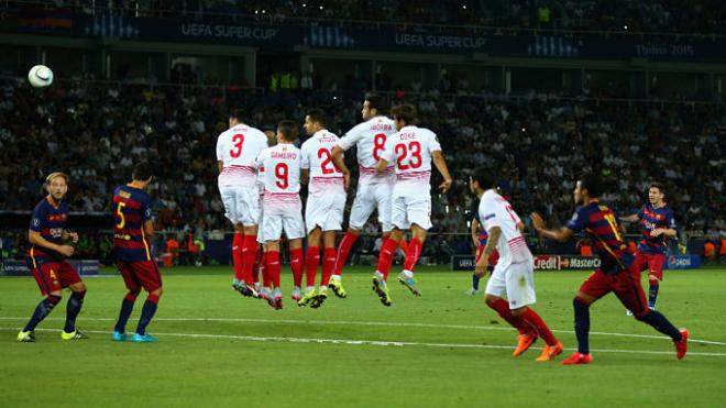 La barrera del Sevilla salta en el segundo gol de Messi.