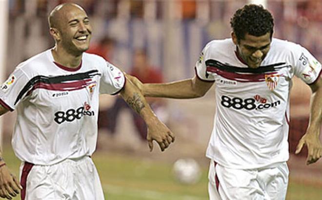 Chevantón y Daniel Alves celebran un gol con el Sevilla.