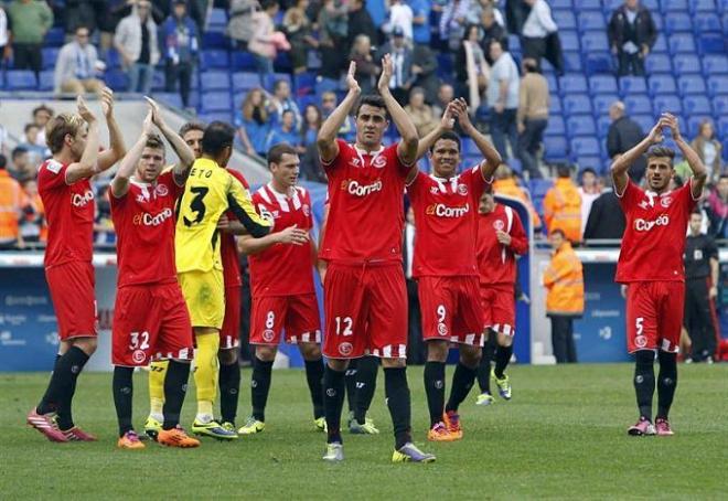 El Sevilla celebrando el triunfo en Cornellá en 2013.