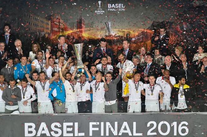 El Sevilla celebra la Europa League de 2016 en Basilea.