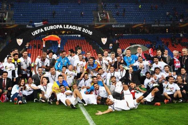 Los futbolistas del Sevilla celebran la Europa League de 2016.