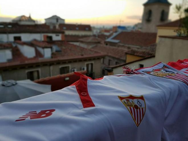 Una camiseta del Sevilla que ya luce en una terraza madrileña.