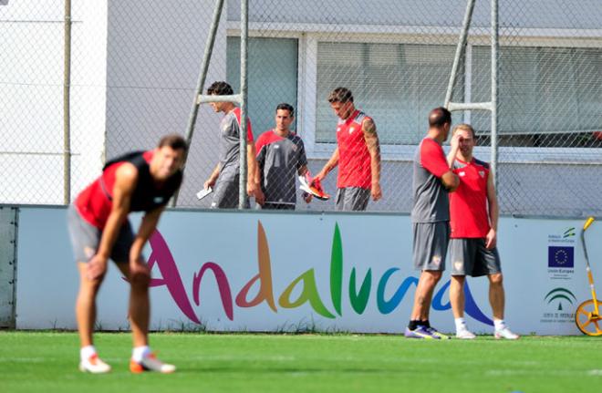 Carriço, al fondo, en la ciudad deportiva del Sevilla.