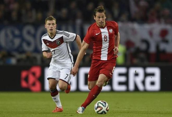 Krychowiak en un partido contra Alemania.