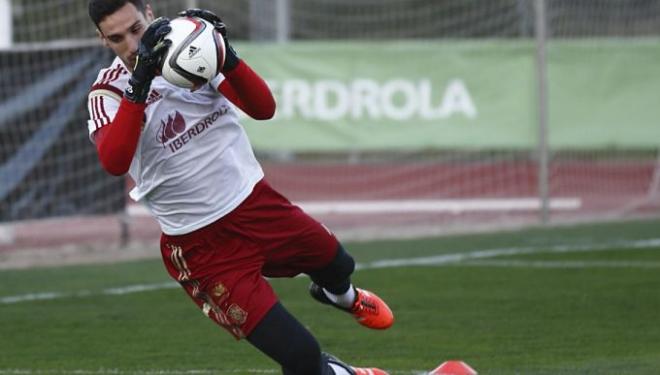 Sergio Rico entrenando con la selección española.