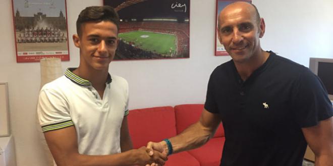 Javi Pérez tras firmar con el Sevilla.