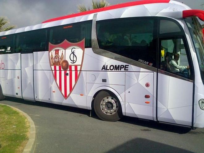 El autobús del Sevilla partiendo de Cartaya (Foto: Sevilla FC).