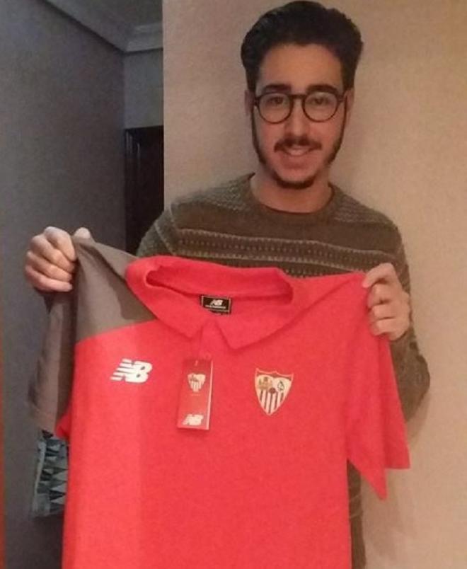 Adrián posa con su polo del Sevilla, regalo de ElDesmarque.