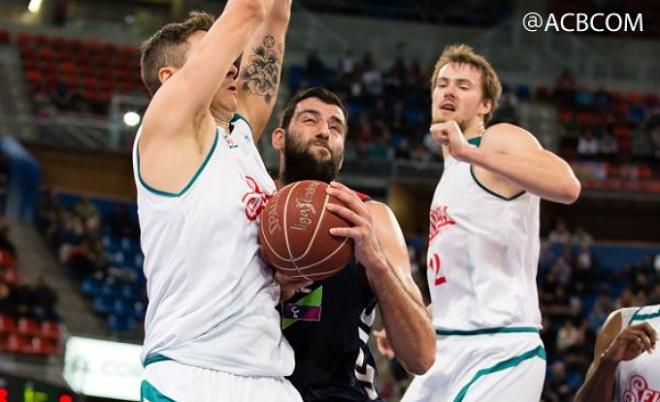 Partido entre el Laboral Kutxa y el Baloncesto Sevilla.