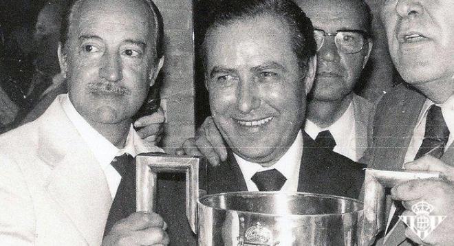 José Núñez Naranjo, con la Copa del 77 (Foto: Real Betis).