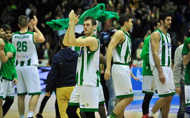 Varios jugadores del Real Betis Energía Plus, tras un partido.