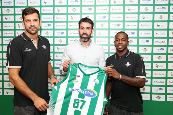 Milosevic y Chery, con Berni Rodríguez.