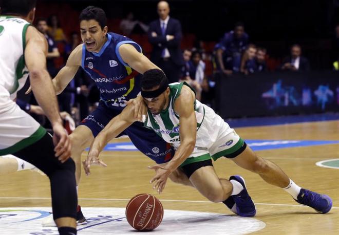 Lockett pelea por un balón con Navarro.