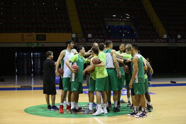 Jugadores del Betis en un entrenamiento.